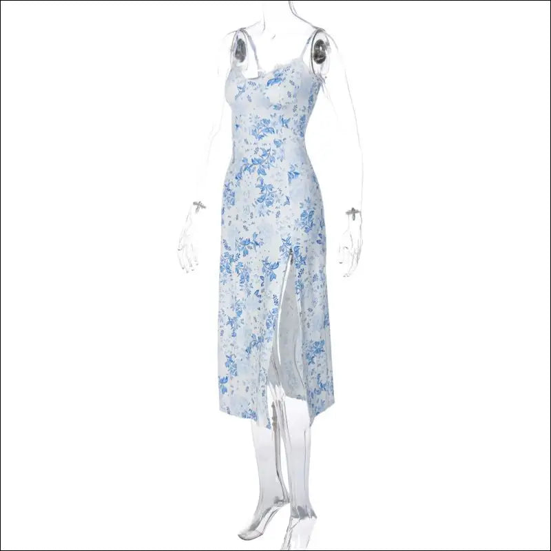 Blommig sommarklänning med axelband, slits och spetskant i satinlook, blå och vit blommönster.