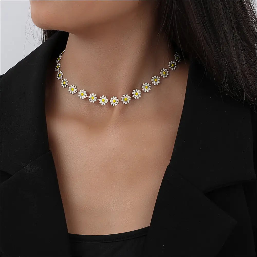 Elegant Chockerhalsband med Vita Blommor och Margeriter - Vit / 40 gr - mutual
