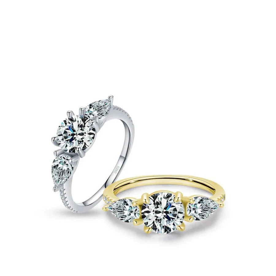 Silverring med ädelsten och diamantdesign i silver och guld med gnistrande detaljer.