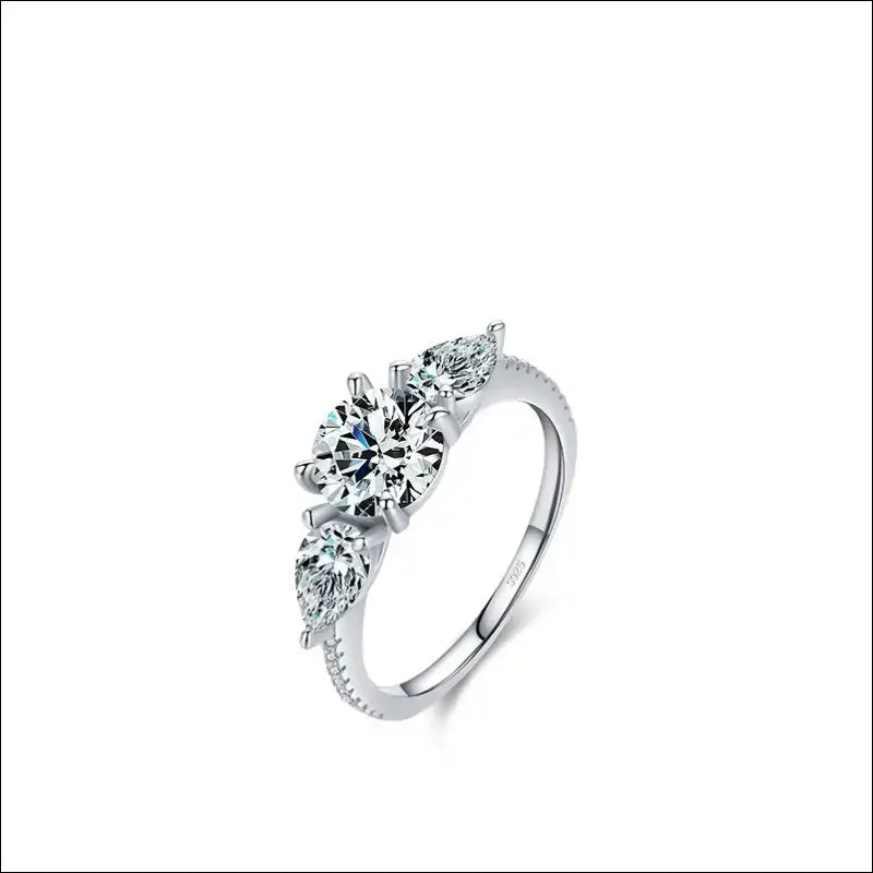 Silverring med ädelsten och diamantdesign i S925 silver, perfekt för speciella tillfällen.