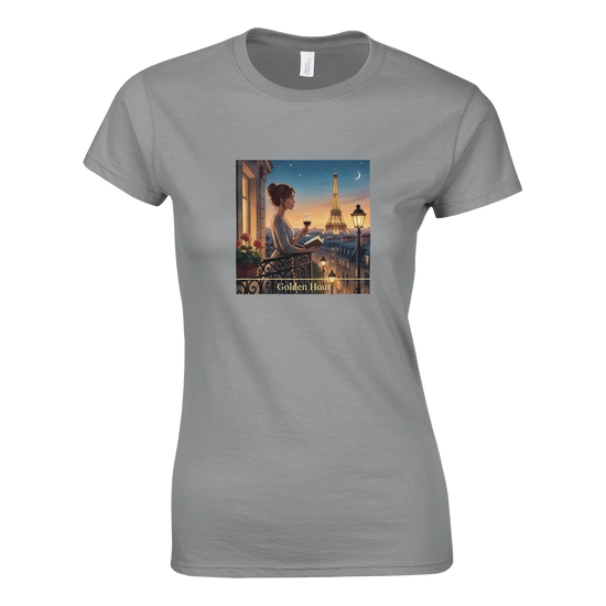 Grå T-shirt med Paris Motiv och Golden Hour design, kvinna på balkong med Eiffeltornet i bakgrunden.