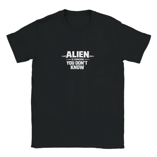 Urban Identity grafisk t-shirt i svart med texten 'ALIEN IS SOMEONE YOU DON'T KNOW' i vitt.