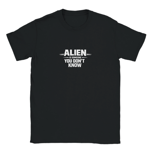 Urban Identity grafisk t-shirt i svart med texten 'ALIEN IS SOMEONE YOU DON'T KNOW' i vitt.