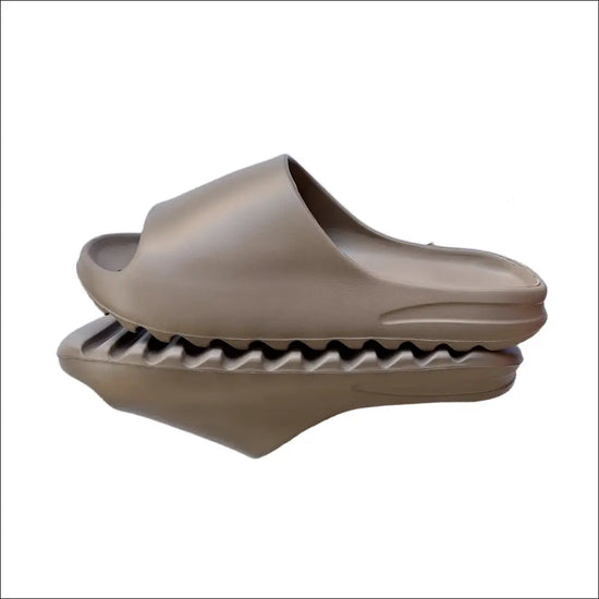 Recovery Slide – lätt halksäker sandal med räfflad yttersula i brunt EVA-material.