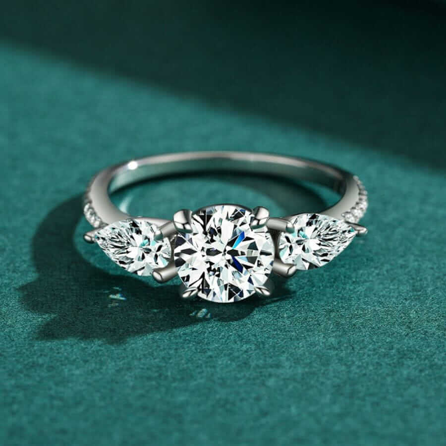 Silverring med ädelsten och diamantdesign