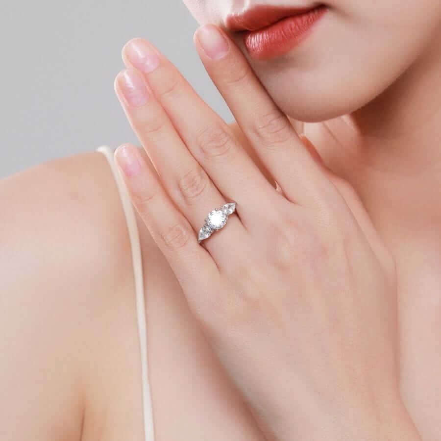 Silverring med ädelsten och diamantdesign