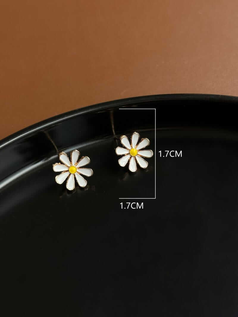 Ohrringe mit weißen Blüten und Gänseblümchen in Gold