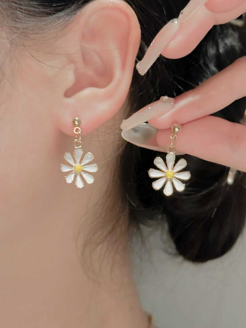 Ohrringe mit weißen Blüten und Gänseblümchen in Gold