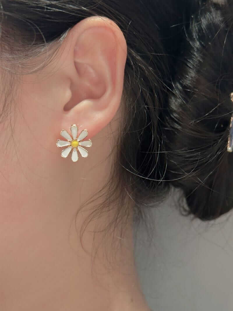 Ohrringe mit weißen Blüten und Gänseblümchen in Gold