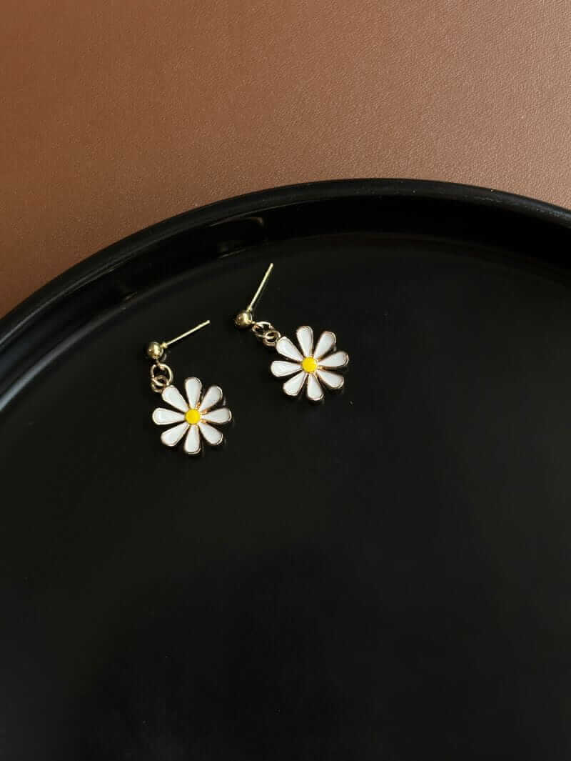 Ohrringe mit weißen Blüten und Gänseblümchen in Gold