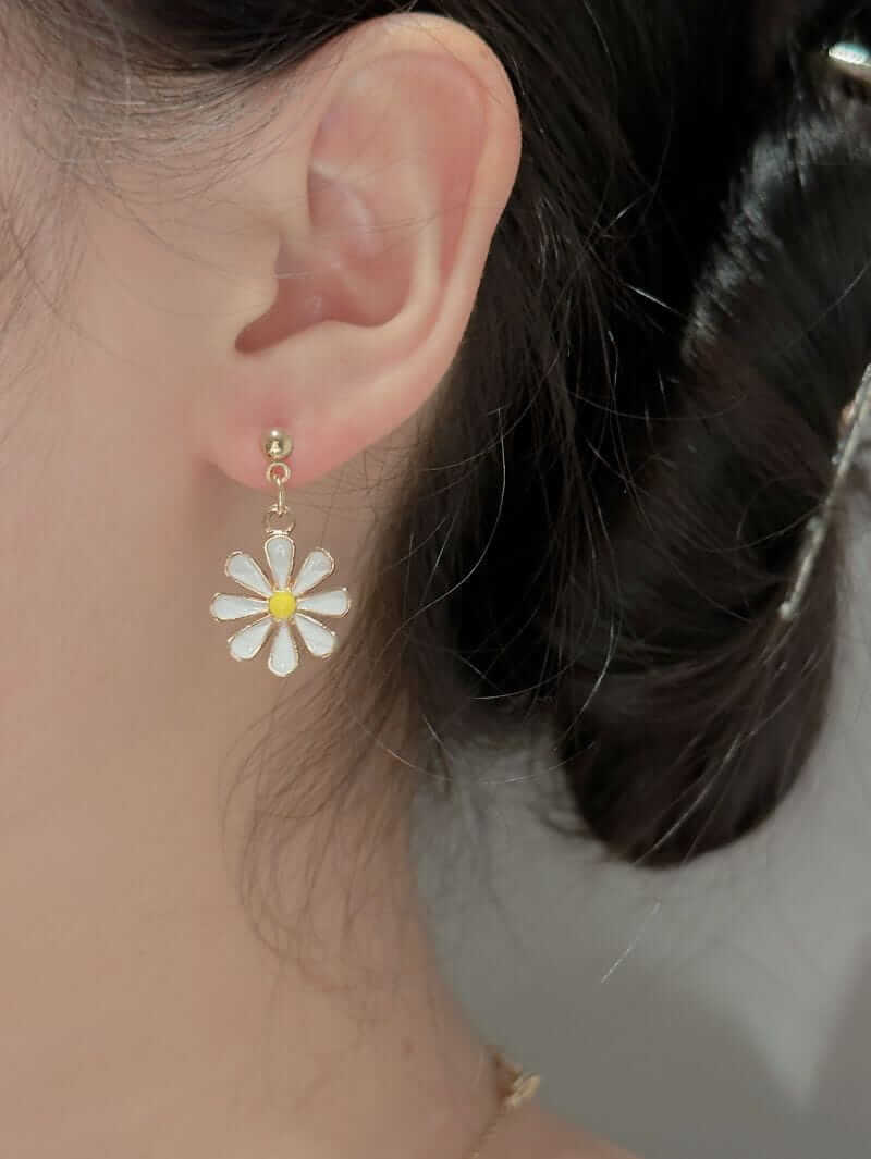 Ohrringe mit weißen Blüten und Gänseblümchen in Gold