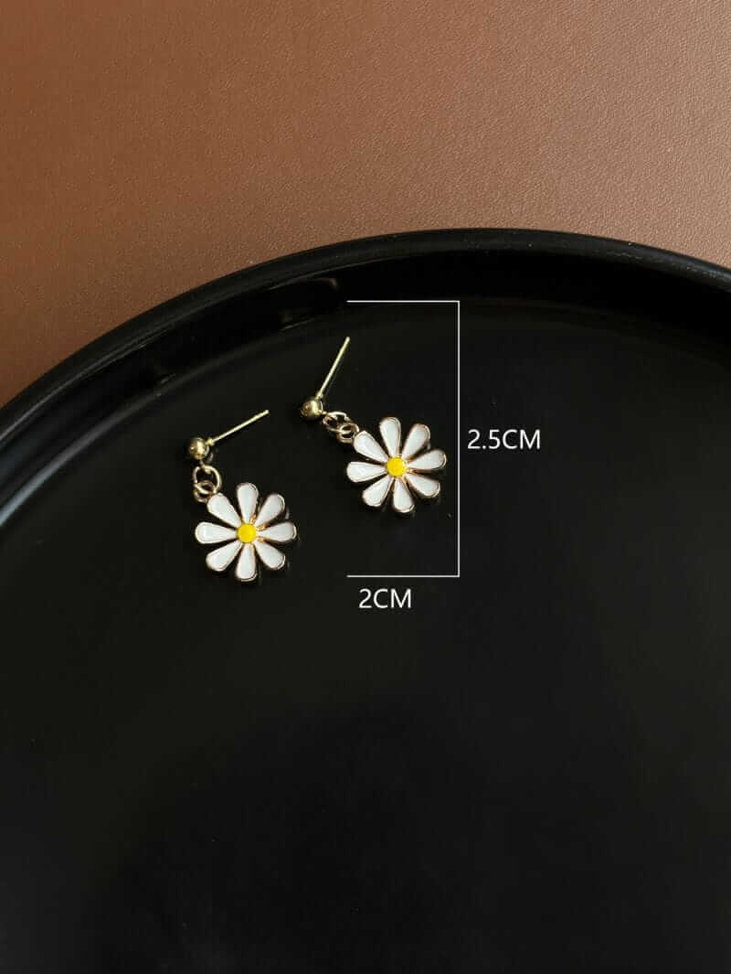 Ohrringe mit weißen Blüten und Gänseblümchen in Gold