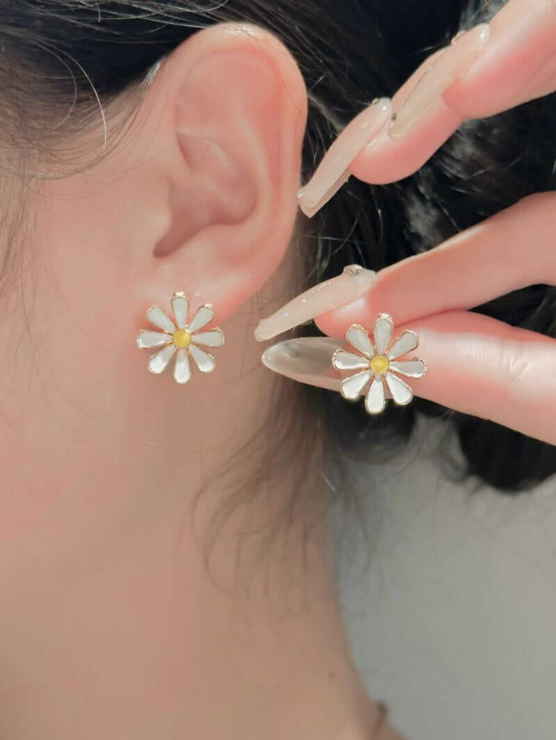 Ohrringe mit weißen Blüten und Gänseblümchen in Gold