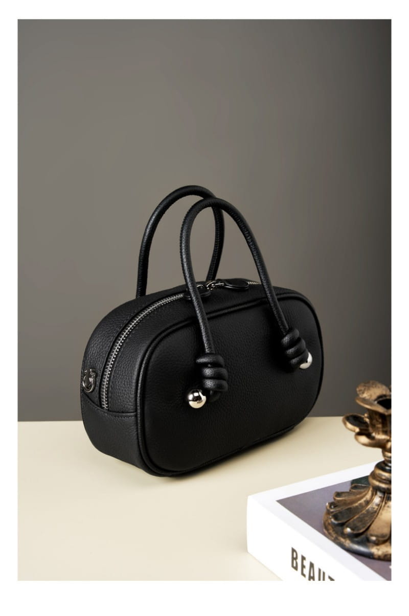 Moderne Lederhandtasche mit geschwungenem Design