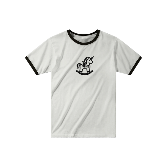 Magic Unicorn ringer t-shirt med retro Dalarna-design och gunghästmotiv.