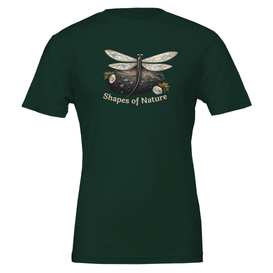 Shapes of Nature Trollslända premium t-shirt med naturinspirerat motiv på grön bakgrund.
