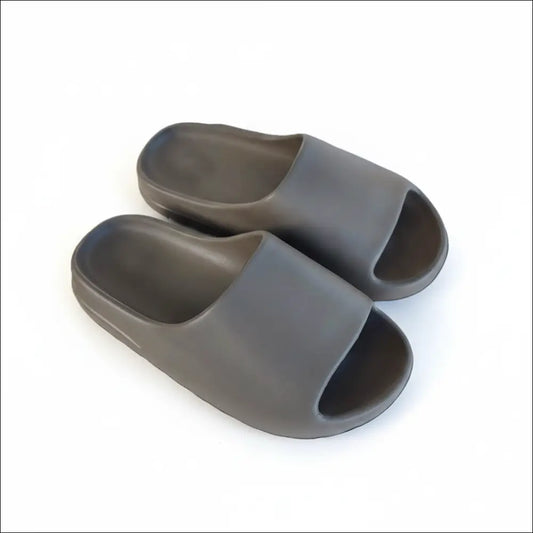 Recovery Slide - stilrena och lätta slides i mjukt EVA-material, brun färg och halksäker räfflad yttersula.