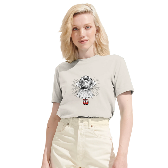 Röda dansskor – ekologisk t-shirt med illustration av ballerina i rödskor och vit tutu.