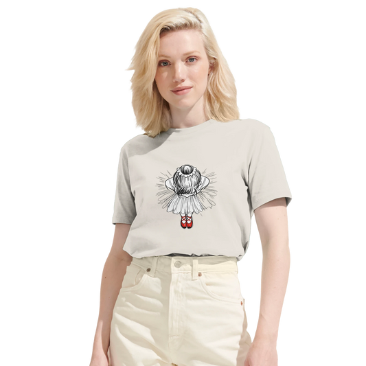 Röda dansskor – ekologisk t-shirt med illustration av ballerina i rödskor och vit tutu.