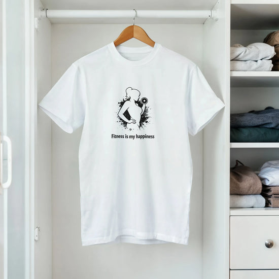 Fitness Tee med texten 'Fitness is my happiness' i en vit t-shirt, perfekt för träning och självförtroende.