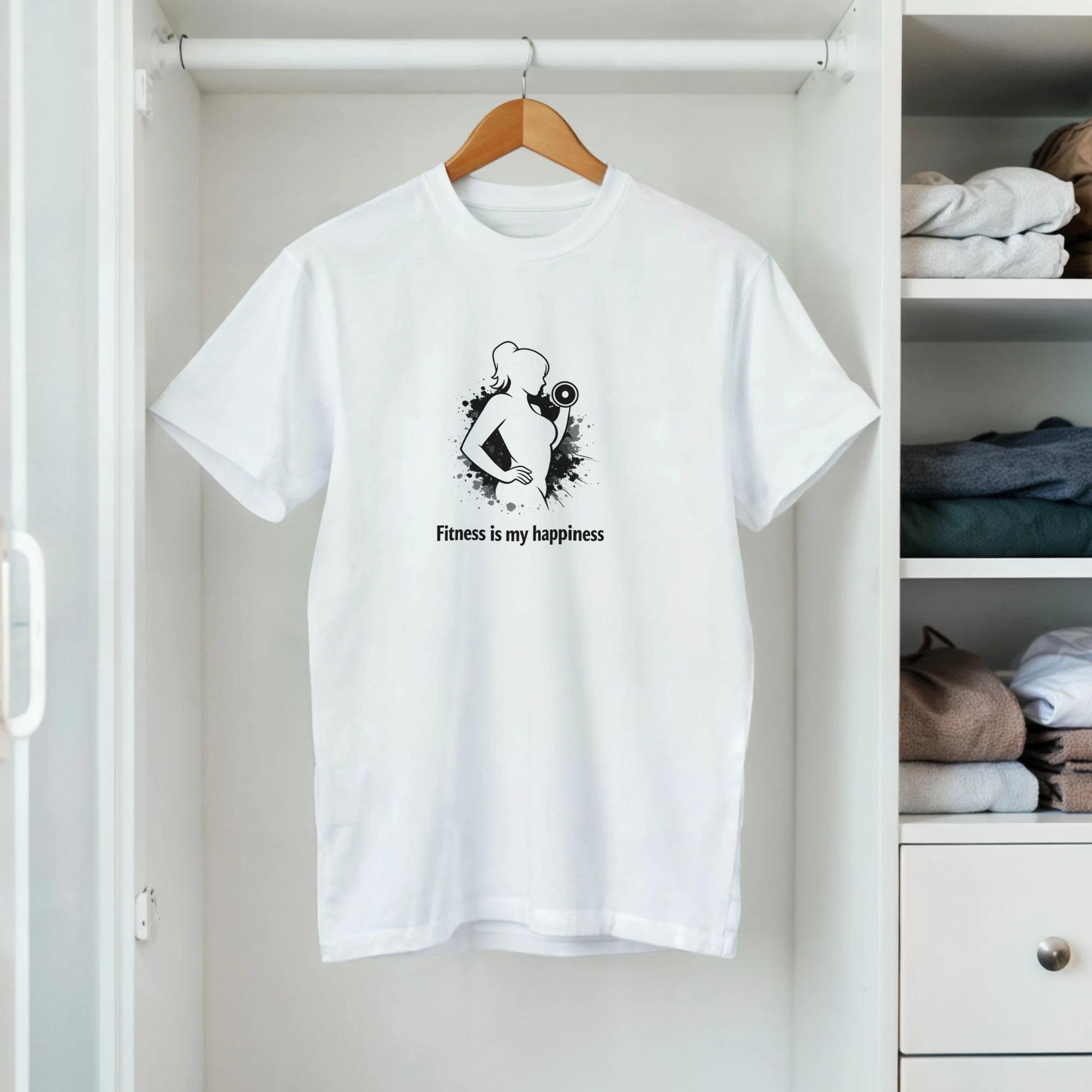 Fitness Tee med texten 'Fitness is my happiness' i en vit t-shirt, perfekt för träning och självförtroende.