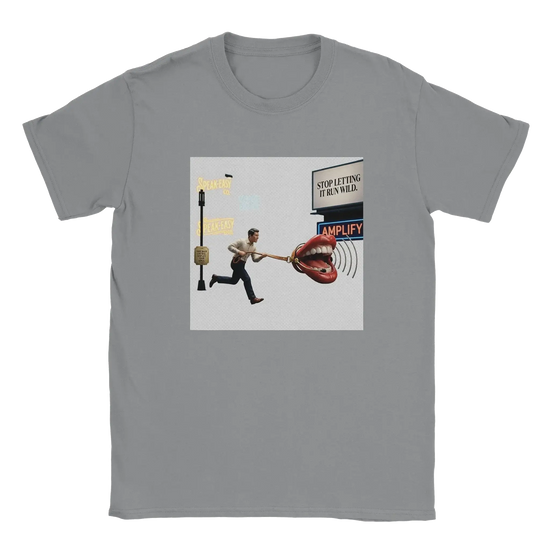 Leashed Voice – The Runaway Microphone Tee med grafiskt tryck av en man som springer med en mikrofon.