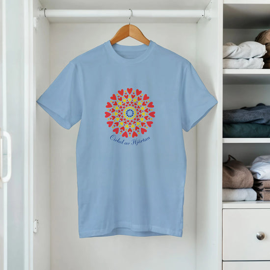 Cirkel av Hjärtan – Dam T‑shirt med dekorativt hjärtmotiv i cirkelform, hängande i garderob.