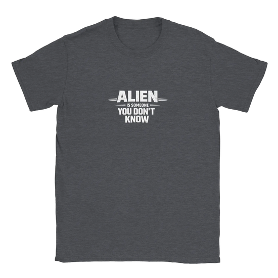 Grafisk Urban Identity t-shirt med texten 'ALIEN IS SOMEONE YOU DON'T KNOW' i stilren design.