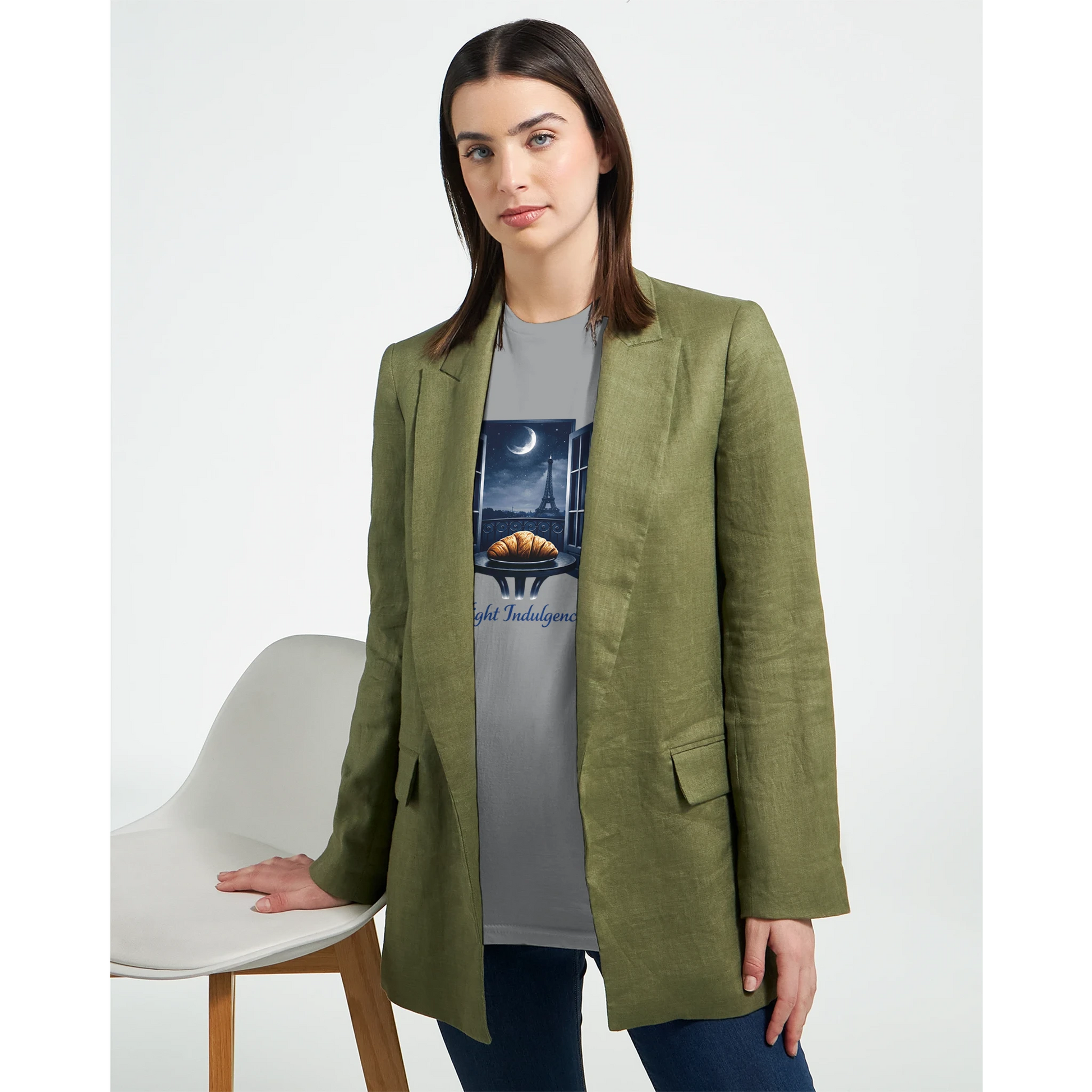 Modell bär en grön kavaj över en grå t‑shirt med Midnight Paris-design och en croissantillustration.