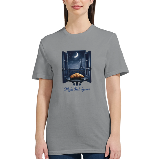 Midnight Paris T‑Shirt med en utsikt över Paris, med en croissant och natthimmel.