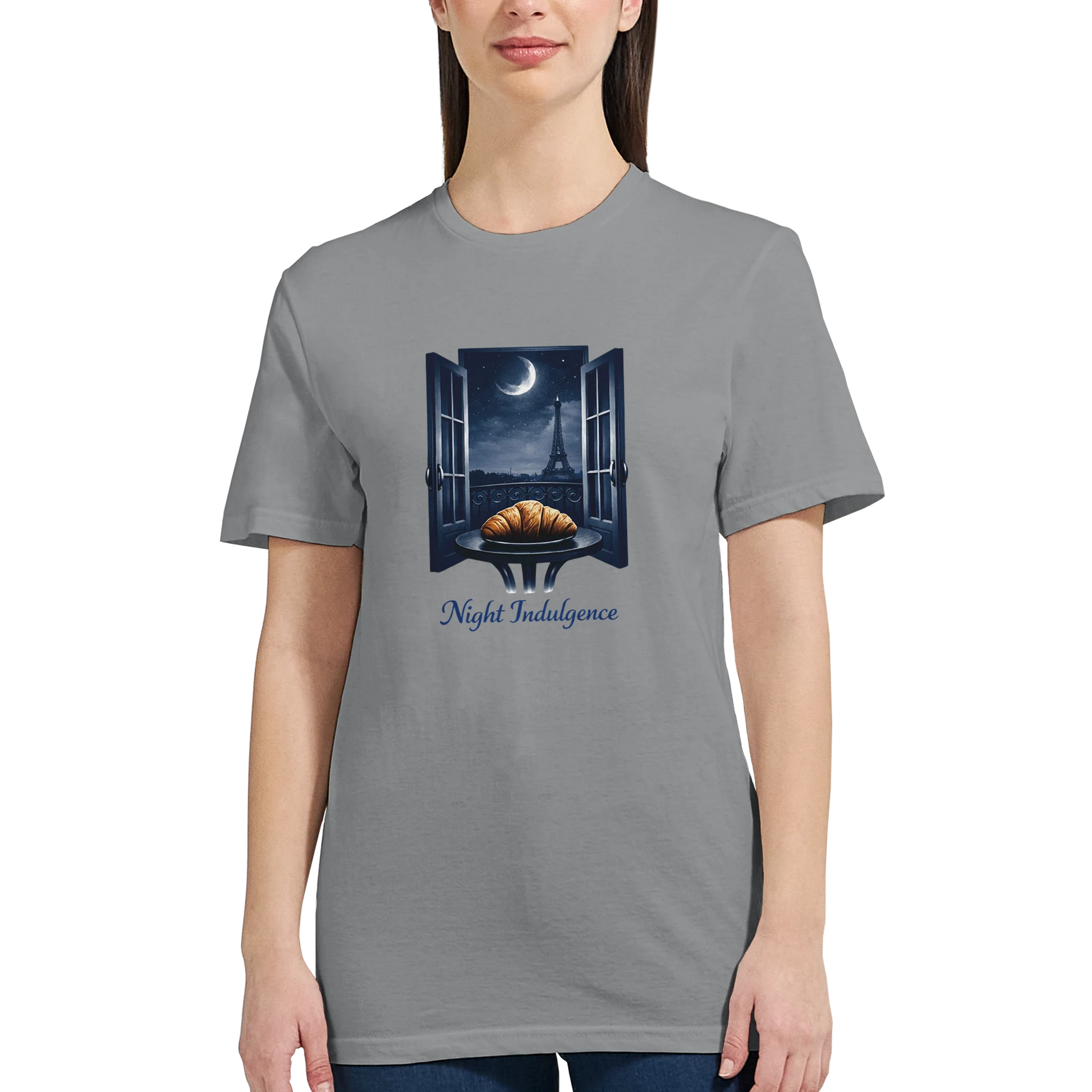 Midnight Paris T‑Shirt med en utsikt över Paris, med en croissant och natthimmel.