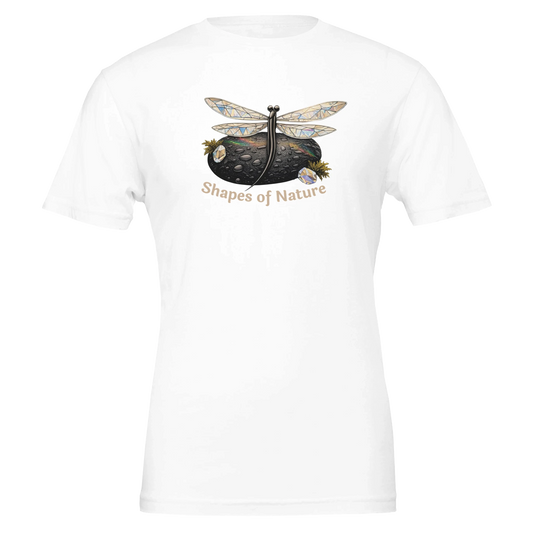 Shapes of Nature – Trollslända design på en vit premiumt-shirt med naturinspirerad elegans.