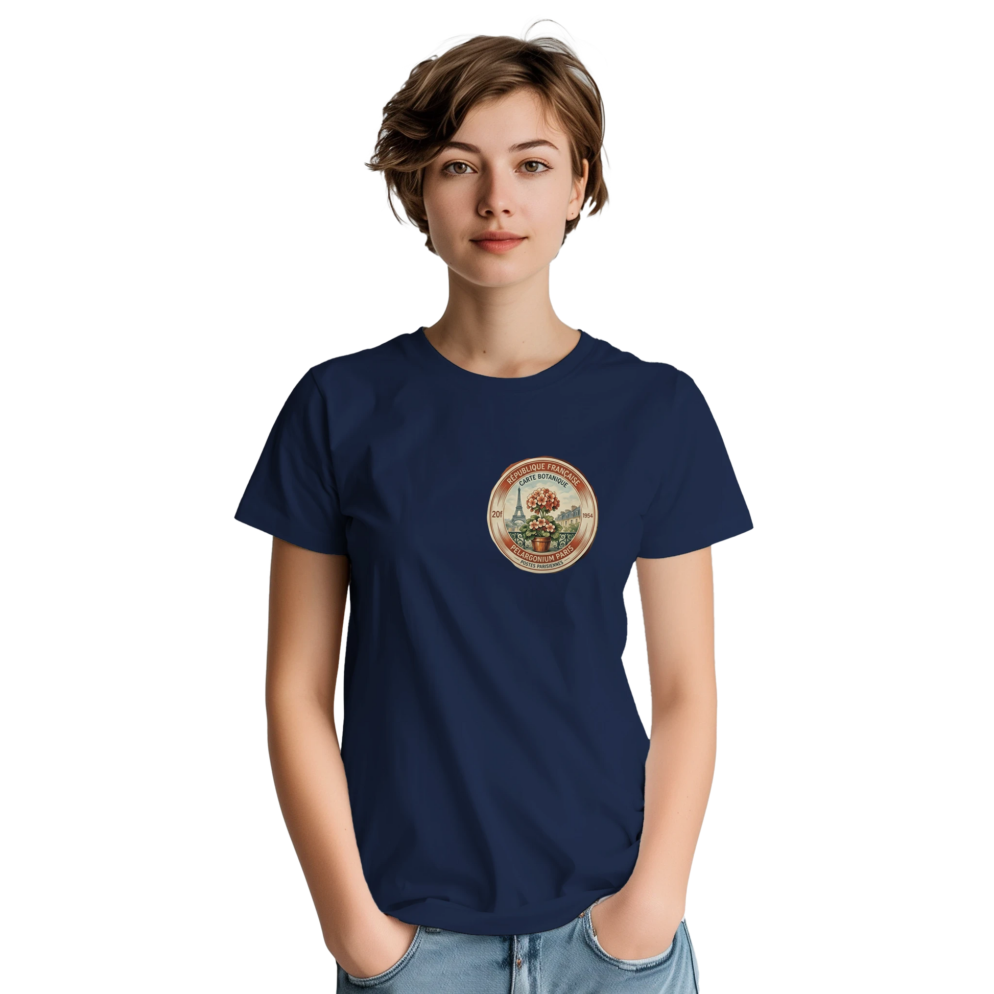 Kvinna bär en Paris 50s T-Shirt med vintage floral tryck, klassisk stil i mörkblå färg.