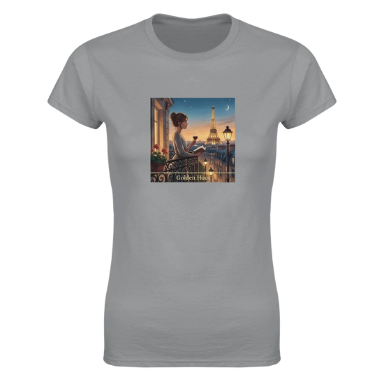 Paris Motiv – Grå t-shirt med balkongutsikt över Paris i mjukt kvällsljus och Golden Hour design.