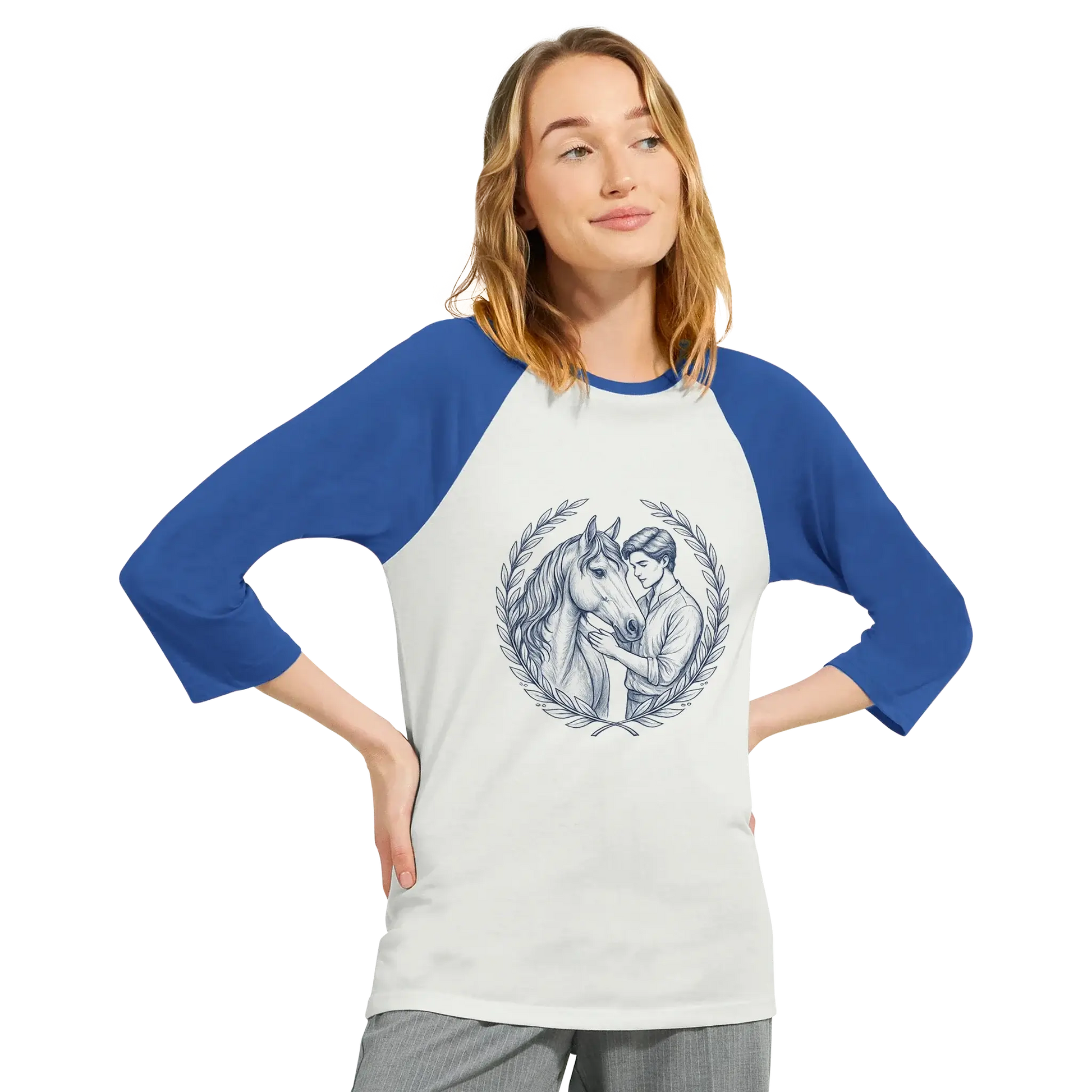 Ung man med häst illustrerad på en raglan t‑shirt med blå ärmar.