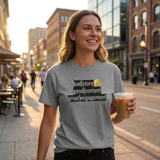 Bad Story Good Content Great Engagement T-Shirt for Influencers på en kvinna ute i staden med en kall dryck.