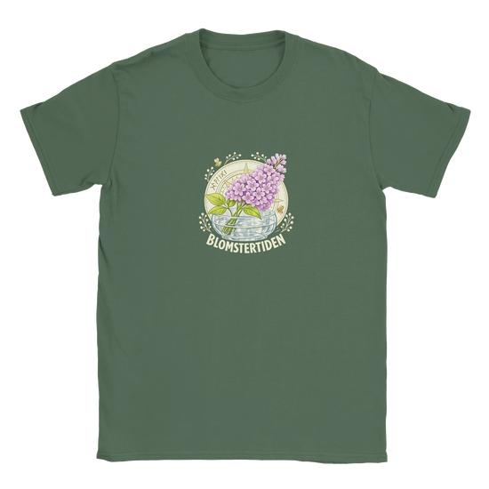 Floral T-Shirt med Syrenmotiv - Blomstertiden, grön t-shirt med blommig illustration.