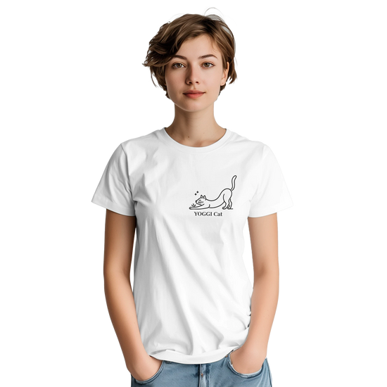 Stretching Cat T-Shirt i vitt med minimalistisk kattillustration, bärs av en kvinna.
