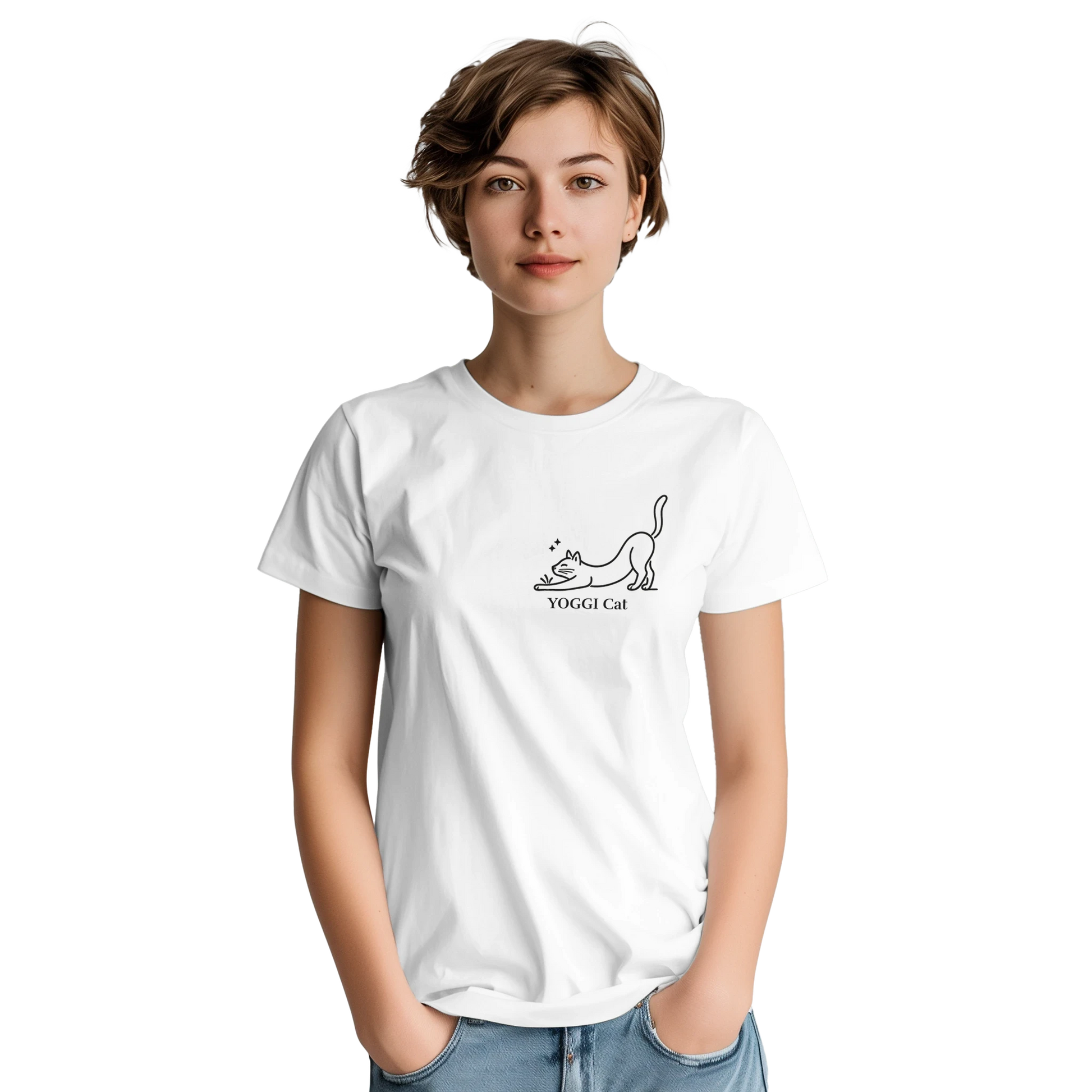 Stretching Cat T-Shirt i vitt med minimalistisk kattillustration, bärs av en kvinna.