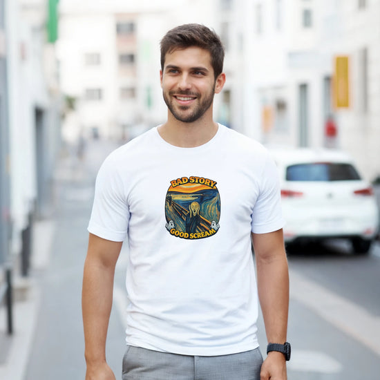 Man som bär en Bad Story Good Scream T‑Shirt med grafisk konst i en stadsmiljö.