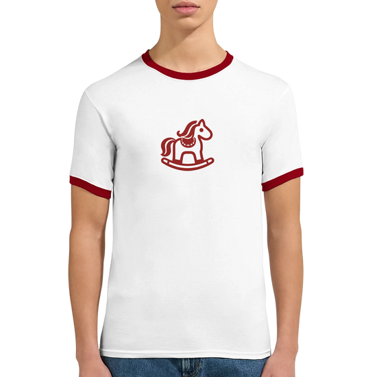 Rocking Horse Ringer Tee med vintage gunghäst grafik och röd ringer-kant.