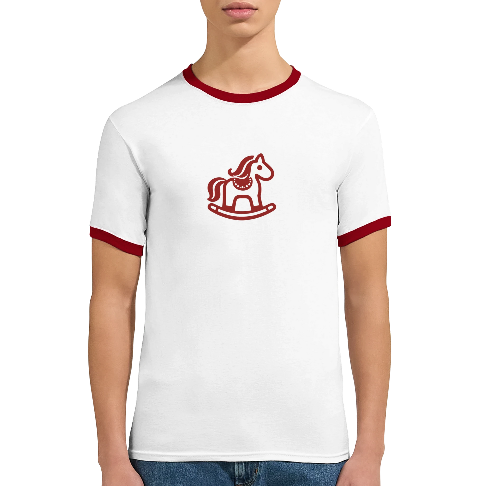 Rocking Horse Ringer Tee med vintage gunghäst grafik och röd ringer-kant.
