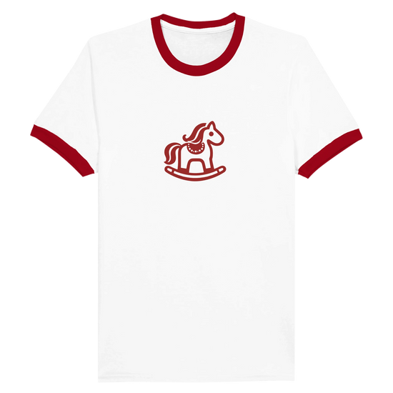 Rocking Horse Ringer Tee med röd gunghäst grafik på vitt t‑shirt med röd ringerkant.