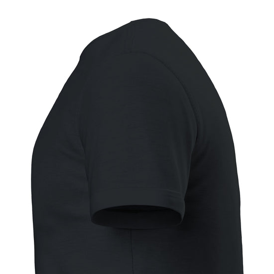 Svart t-shirt med budskapet Protect Your Hearing – Sound Is Noise, visad från sidan.