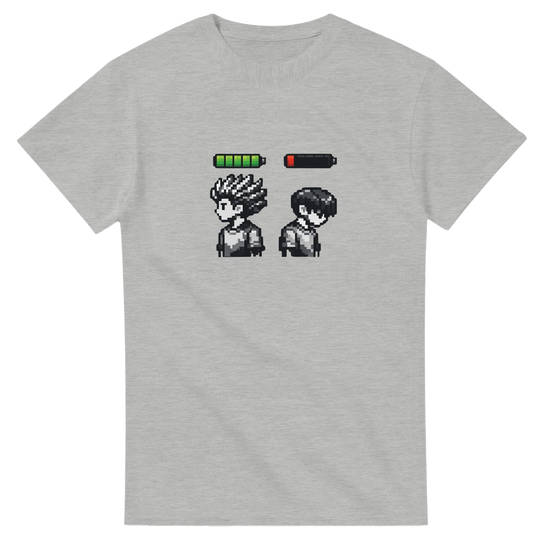 Energi Nivå Tee – Pixel Battery med grafik av energibatterier i grå t-shirt.