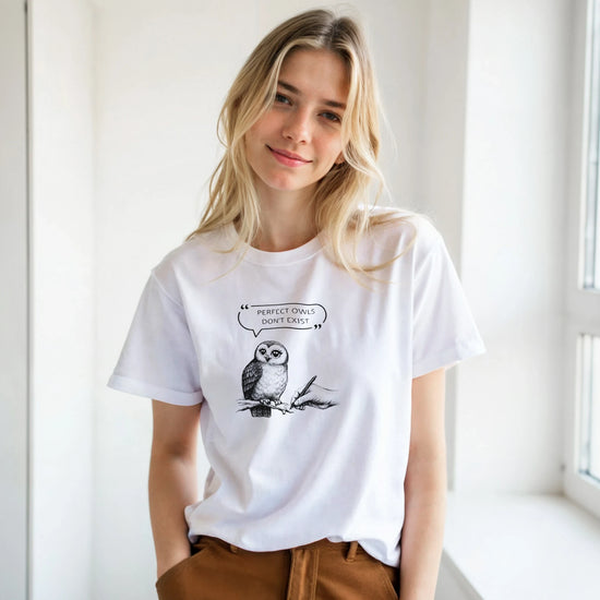 Owl T-shirt med handritad uggla och texten "Perfect Owls Don't Exist" på en vit bakgrund.