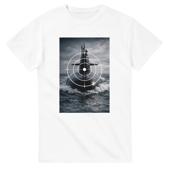 Ubåt T-shirt med grafiskt ubåtsmotiv och modern maritim design på vit bakgrund.