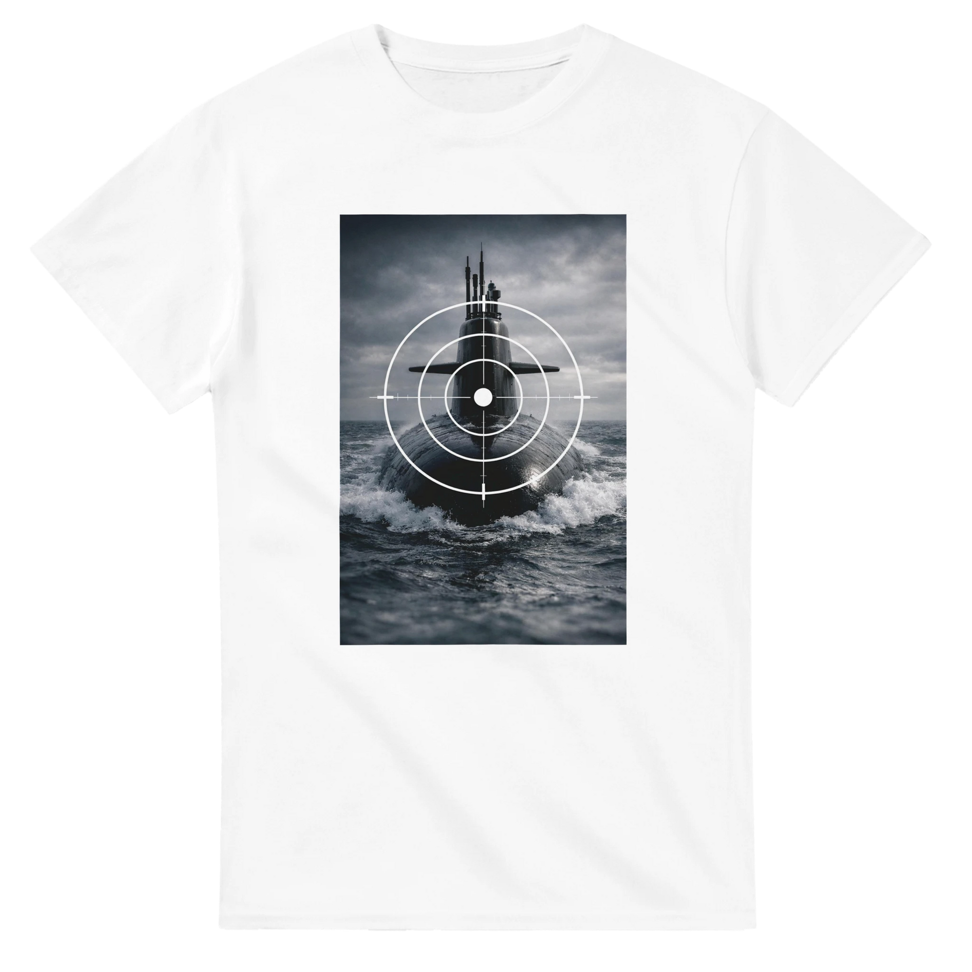 Ubåt T-shirt med grafiskt ubåtsmotiv och modern maritim design på vit bakgrund.