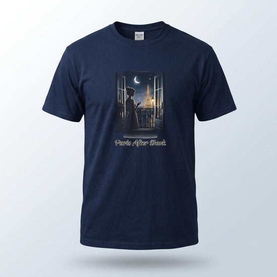 Eiffeltorn T-Shirt för Dam med Paris motiv i nattljus och siluett av kvinna vid öppna dörrar.