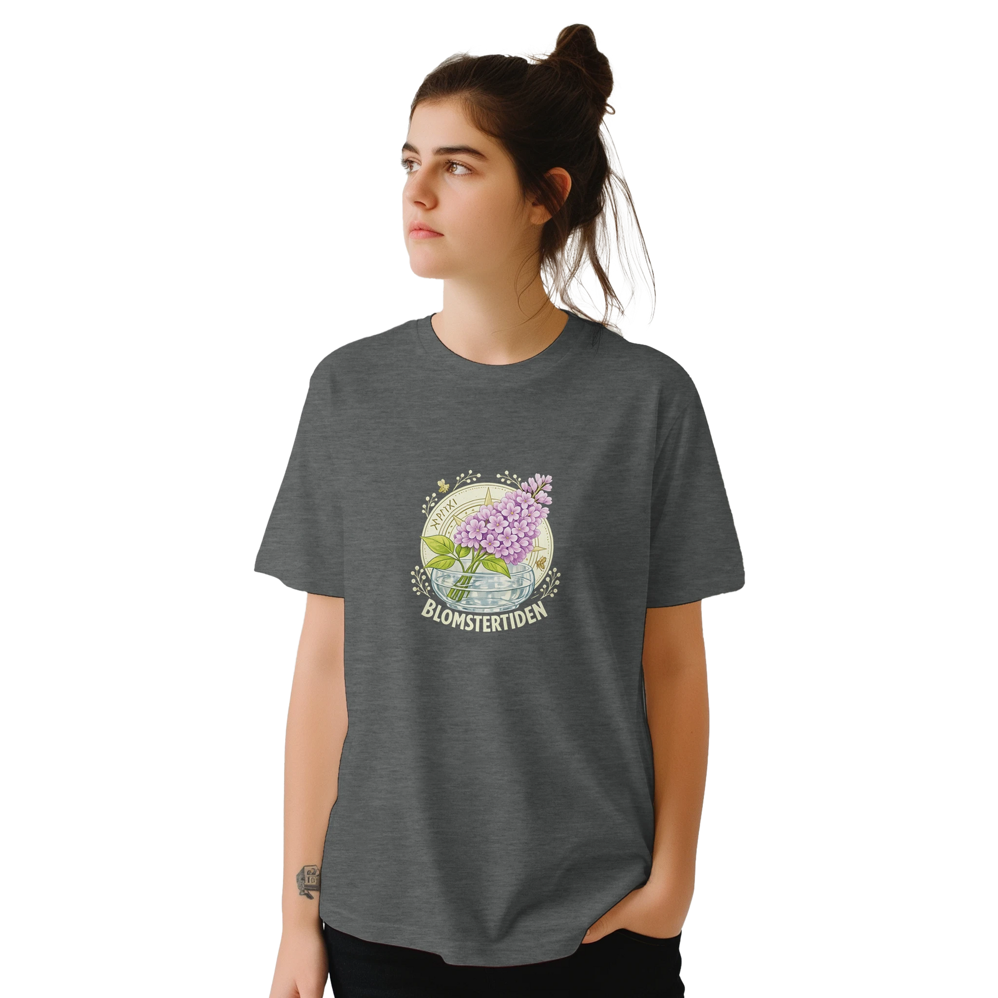 Floral T-Shirt med Syrenmotiv - Blomstertiden, mjuk t-shirt med ornamentalt syrenmotiv i lila och gult.